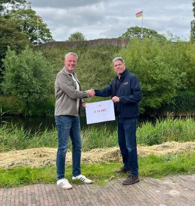 Anton Fransen (Vrienden van Oostvoorne) overhandigd een cheque aan Robert Groenenboom (Cultevo).