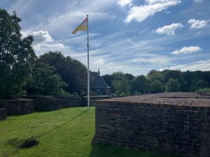 Vlag van Oostvoorne wappert op de Jacobaburcht,