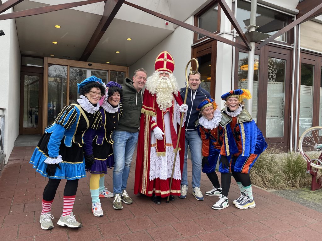 Sinterklaas en pieten bij Jan van Marion.