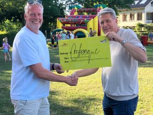 Robert Groenenboom (Cultevo) ontvangt een cheque van Anton Fransen (VvO)